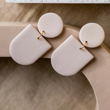 Load image into Gallery viewer, RELAX GIFT BOX WITH EARRINGS